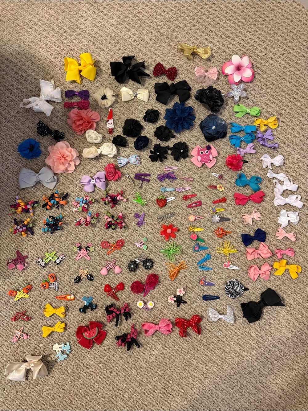 Huge lot of Girls hair bows barrettes clips Gymboree flowers holidays etc